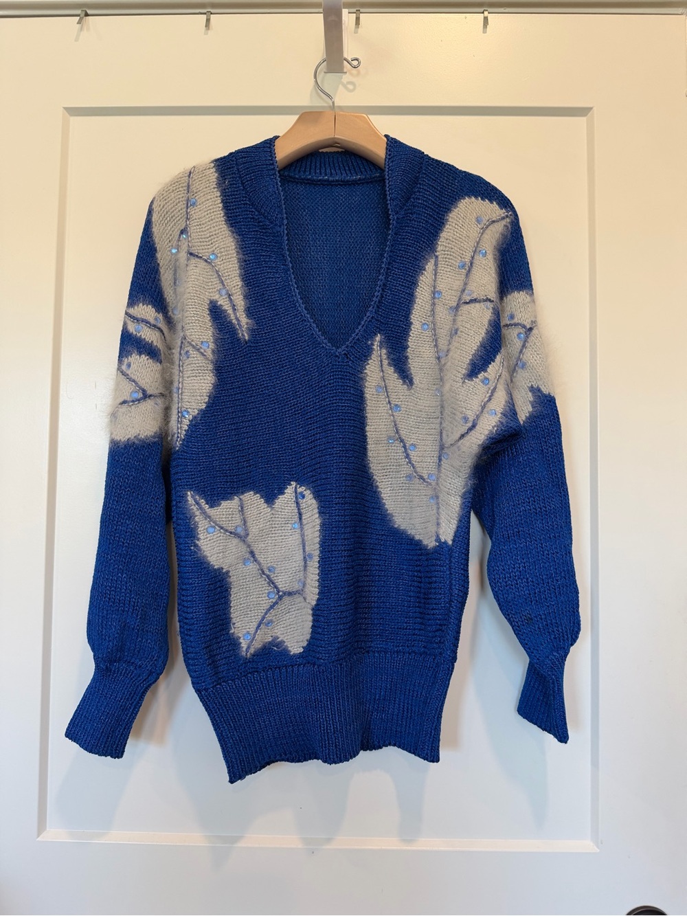 Vtg 80s blue V-neck sweater white leaf motifs bead’s maximalist Artsy Eclectic